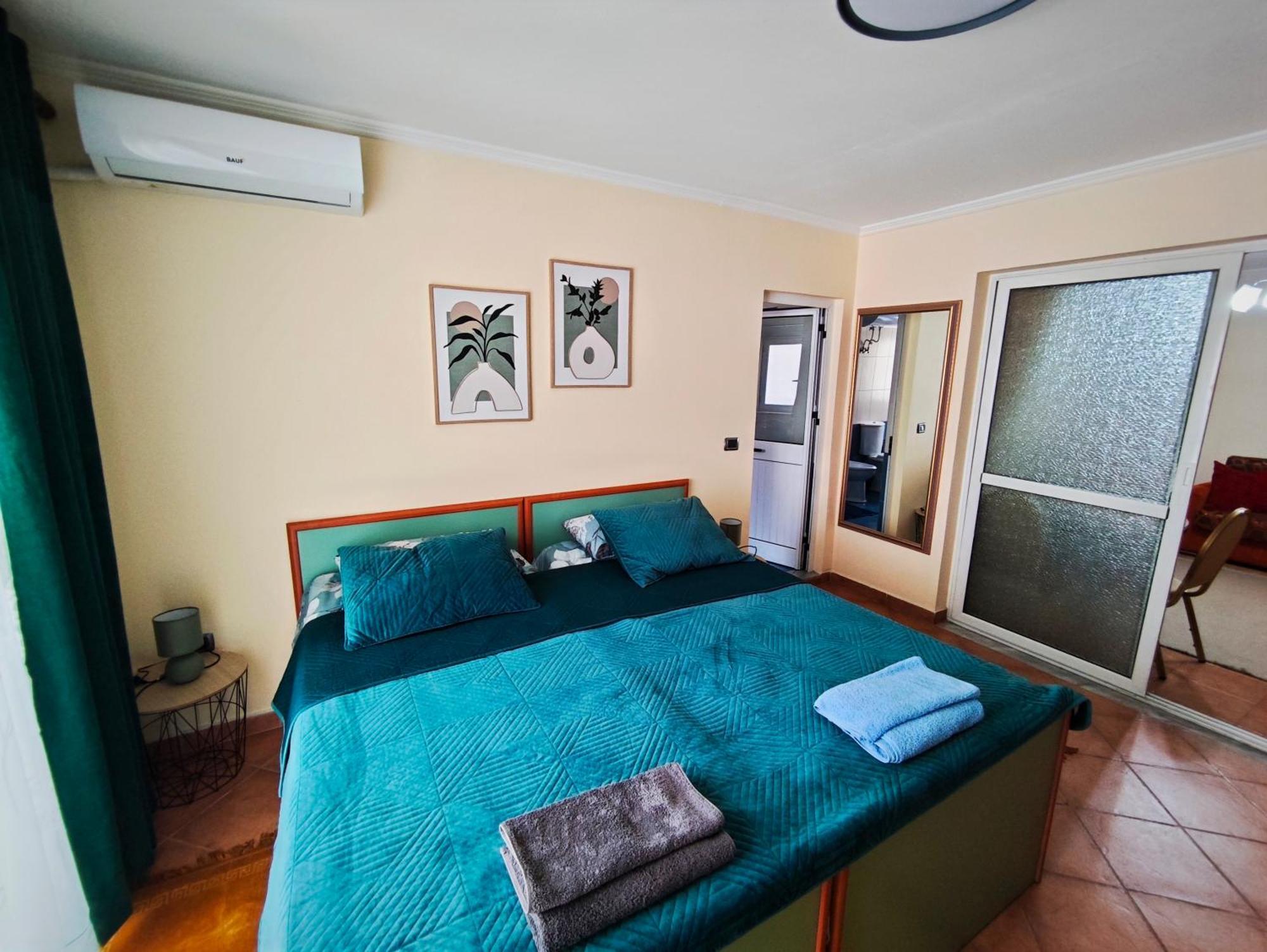 1 Apartment *